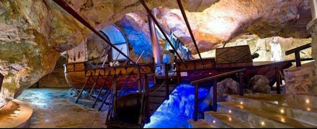 Interior de la Cueva de Dragut en Cullera